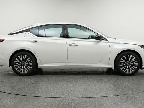 Used 2025 Nissan Altima 2.5 SV image 11