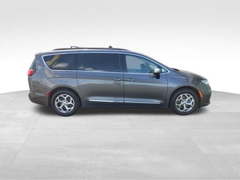 Used 2023 Chrysler Pacifica Limited FWD image 35