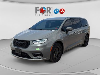Used 2023 Chrysler Pacifica Touring-L w/ Uconnect Theater Family Group