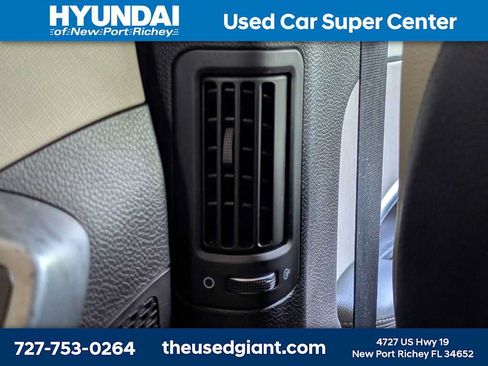 Used 2017 Hyundai Santa Fe Sport FWD image 17