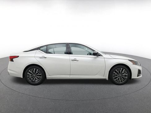 Used 2025 Nissan Altima 2.5 SV FWD image 10