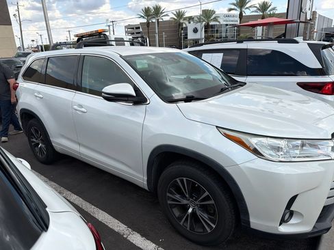 Used 2018 Toyota Highlander Plus FWD image 1