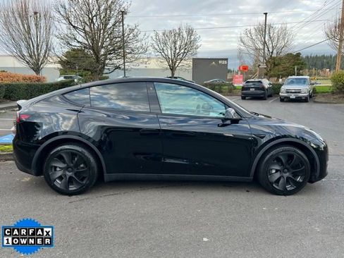 Used 2022 Tesla Model Y Long Range image 8