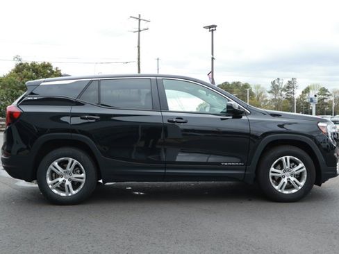 Used 2024 GMC Terrain SLE image 4