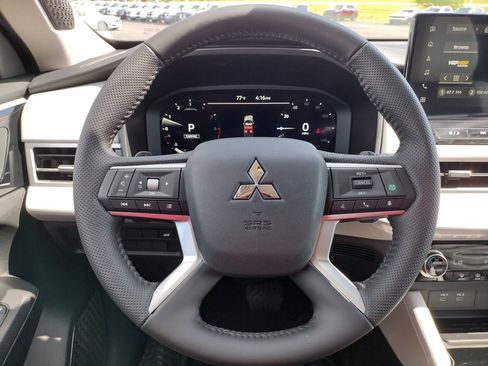 New 2025 Mitsubishi Outlander SE image 7