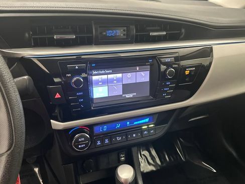Used 2015 Toyota Corolla LE FWD image 12