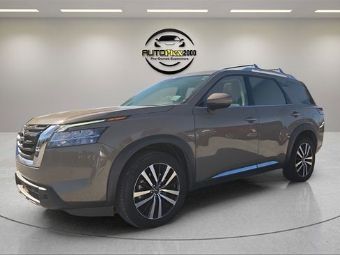 Used 2023 Nissan Pathfinder Platinum image 3
