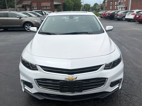 Used 2018 Chevrolet Malibu LT w/ Leather Package FWD image 2