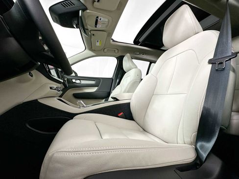 Certified 2025 Volvo XC40 B5 Plus w/ Protection Package Premier image 18