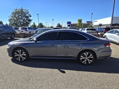 Used 2022 Volkswagen Passat 2.0T SE FWD image 2