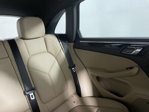 Used 2025 Porsche Macan image 17