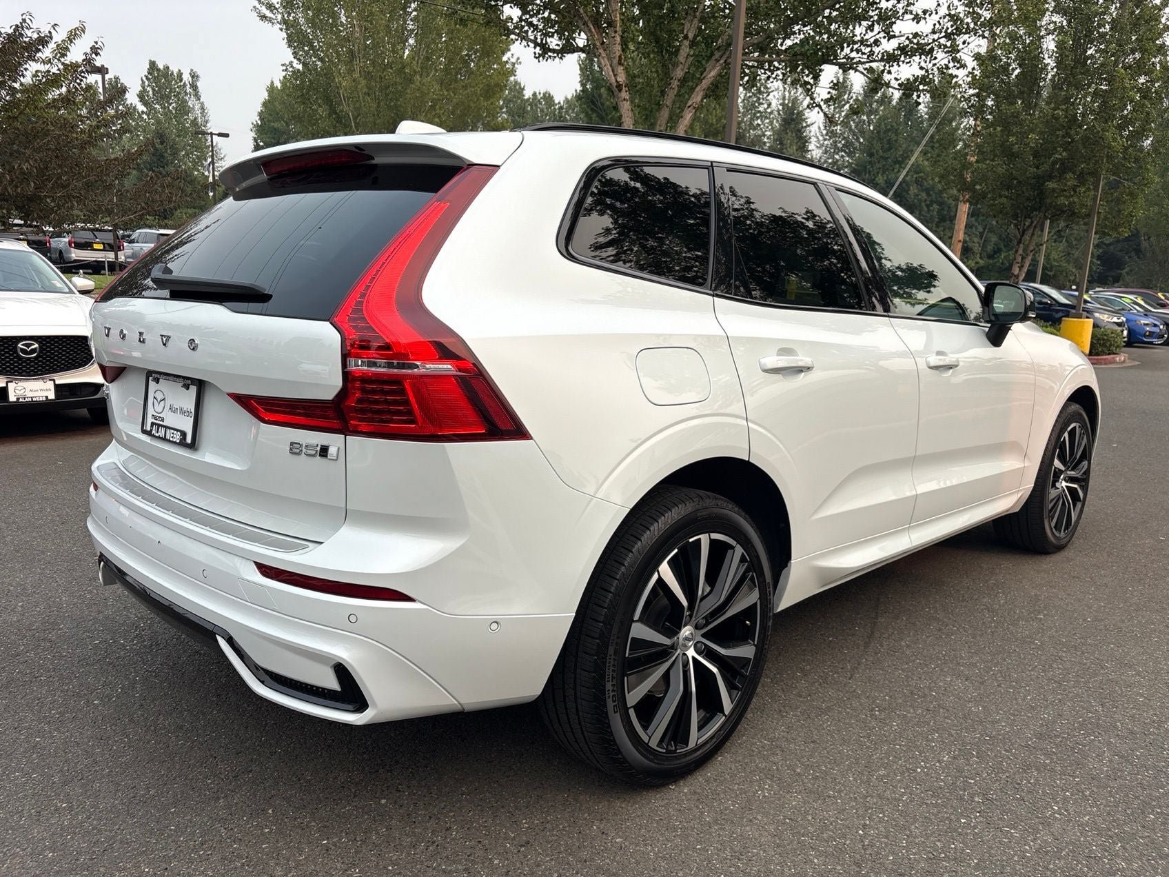 Used 2023 Volvo XC60 B5 Plus w/ Climate Package AWD/4WD image 3