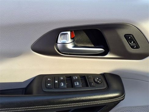 Used 2021 Chrysler Pacifica Touring-L image 43