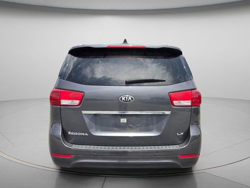 Used 2017 Kia Sedona LX w/ LX Essentials Premium Package FWD image 5