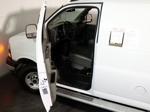 Used 2024 GMC Savana 2500 w/ Driver Convenience Package image 5