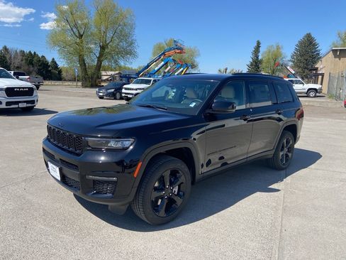 Used 2025 Jeep Grand Cherokee L Limited w/ Black Appearance Package AWD/4WD image 3