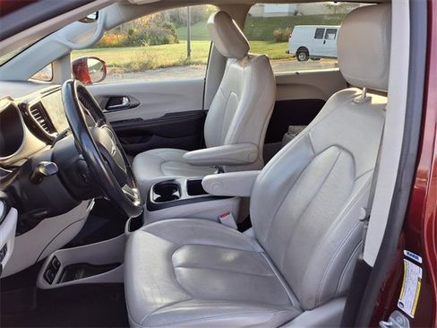 Used 2021 Chrysler Pacifica Touring-L image 48