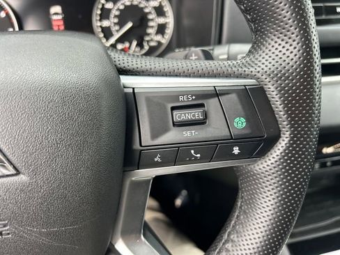 Used 2025 Mitsubishi Outlander SE image 15