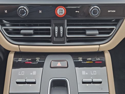 Certified 2026 Porsche Macan AWD/4WD image 19