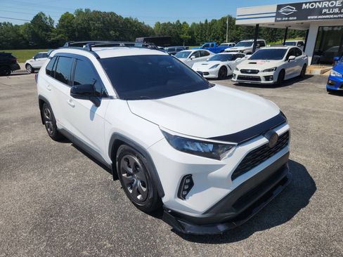 Used 2019 Toyota RAV4 LE FWD image 2