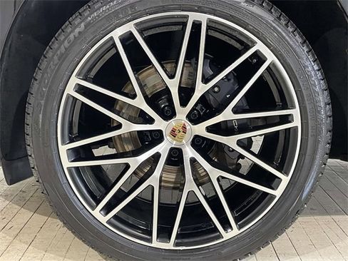 Used 2024 Porsche Macan image 13