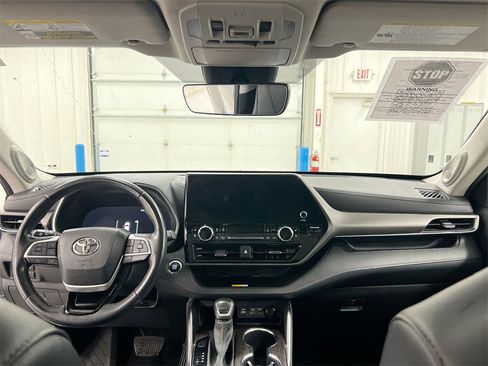 Used 2023 Toyota Highlander Limited image 10