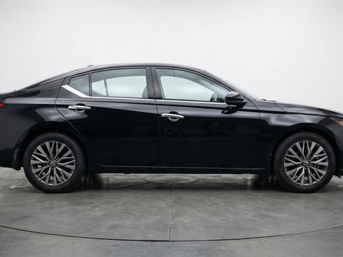 Used 2025 Nissan Altima 2.5 SV image 11