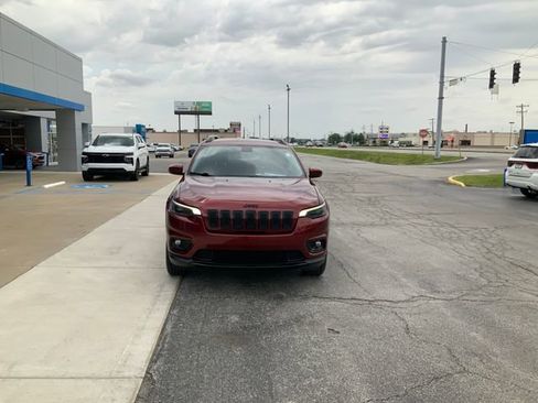 Used 2020 Jeep Cherokee Latitude Plus AWD/4WD image 3