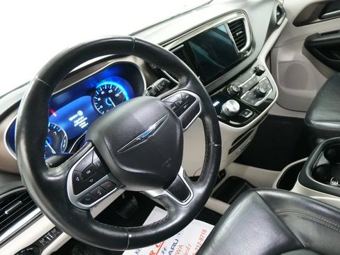 Used 2017 Chrysler Pacifica Touring-L Plus FWD image 13