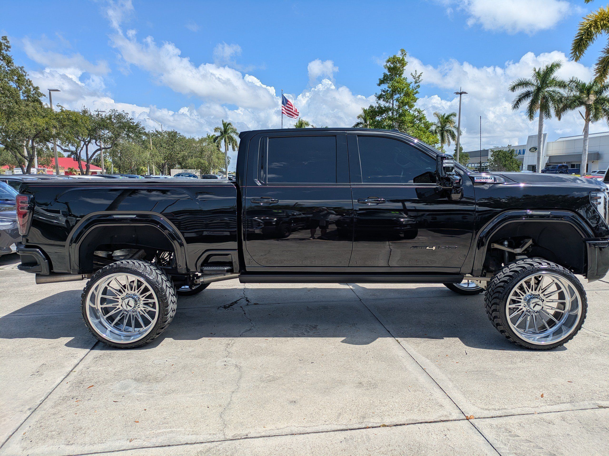 Used 2024 GMC Sierra 2500 AT4 w/ AT4 Premium Plus Package AWD/4WD image 3