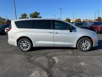 New 2026 Chrysler Pacifica Select