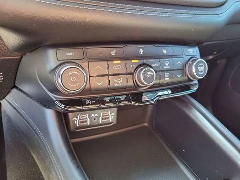 Used 2024 Dodge Durango SXT w/ SXT Blacktop Group image 17