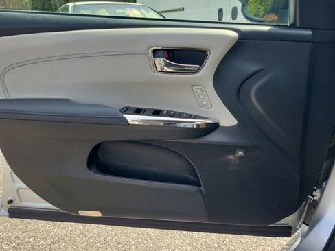 Used 2018 Toyota Avalon Limited FWD image 35
