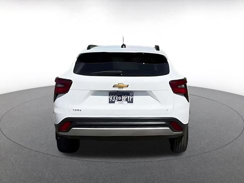 Used 2025 Chevrolet Trax LT FWD image 5