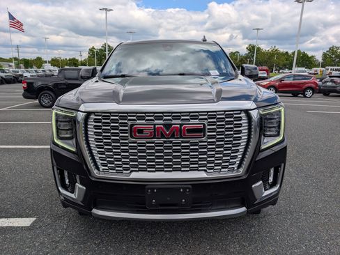 Used 2021 GMC Yukon Denali w/ Denali Premium Package AWD/4WD image 8