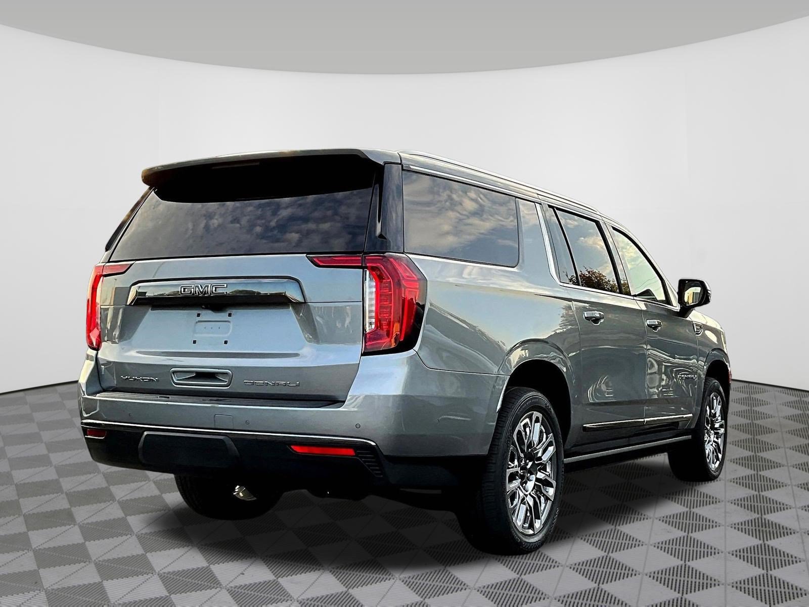 Used 2023 GMC Yukon XL Denali Ultimate w/ LPO, Floor Liner Package AWD/4WD image 6