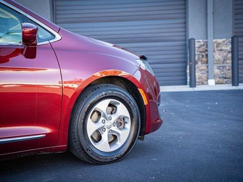 Used 2017 Chrysler Pacifica Touring-L Plus image 5