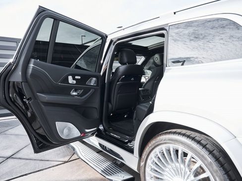 Used 2021 Mercedes-Benz Maybach GLS 600 4MATIC image 17