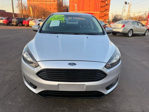 Used 2018 Ford Focus SE w/ SE Appearance Package image 3