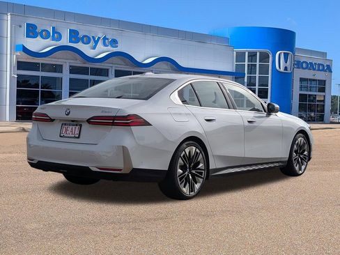 Used 2025 BMW 530i image 3