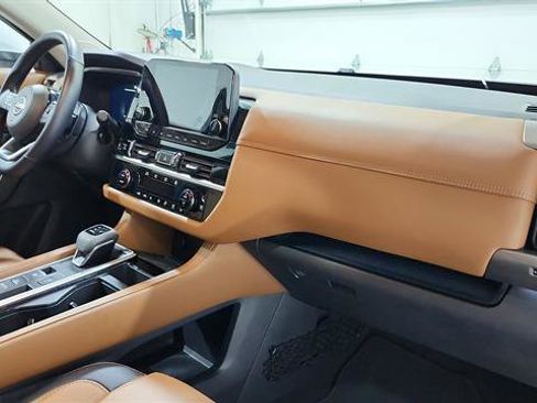Certified 2025 Nissan Pathfinder Platinum FWD image 26