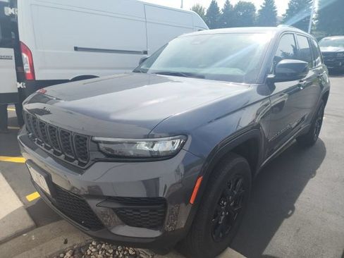 Used 2024 Jeep Grand Cherokee Altitude AWD/4WD image 3