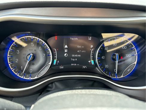 Used 2023 Chrysler Pacifica Touring-L FWD image 15