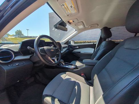 Used 2025 Chevrolet Trax LT w/ LT Convenience Package FWD image 15