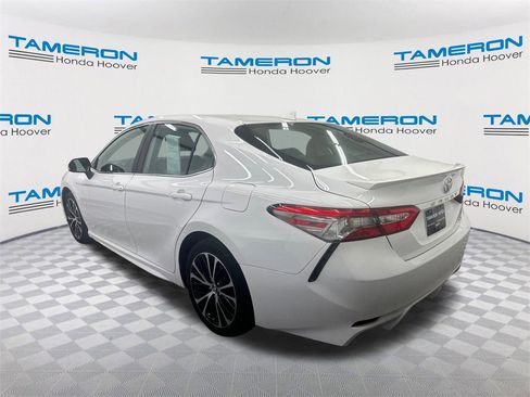 Used 2019 Toyota Camry SE image 3