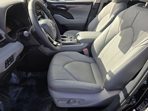 Used 2026 Toyota Highlander Platinum AWD/4WD image 35