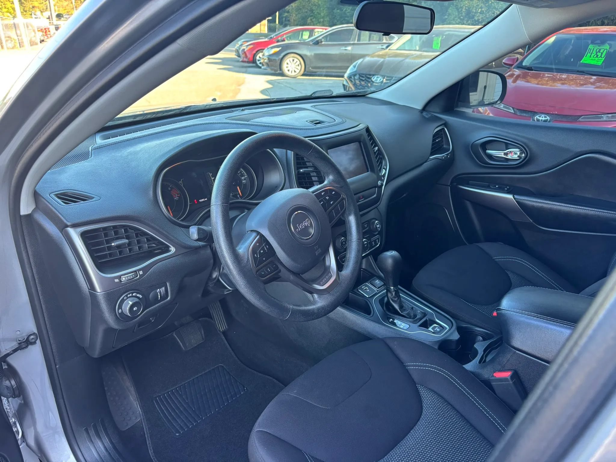 Used 2019 Jeep Cherokee Latitude w/ Popular Appearance Group FWD image 10