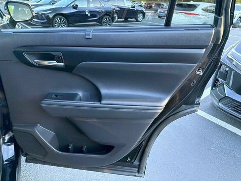 Used 2021 Toyota Highlander XLE AWD/4WD image 11