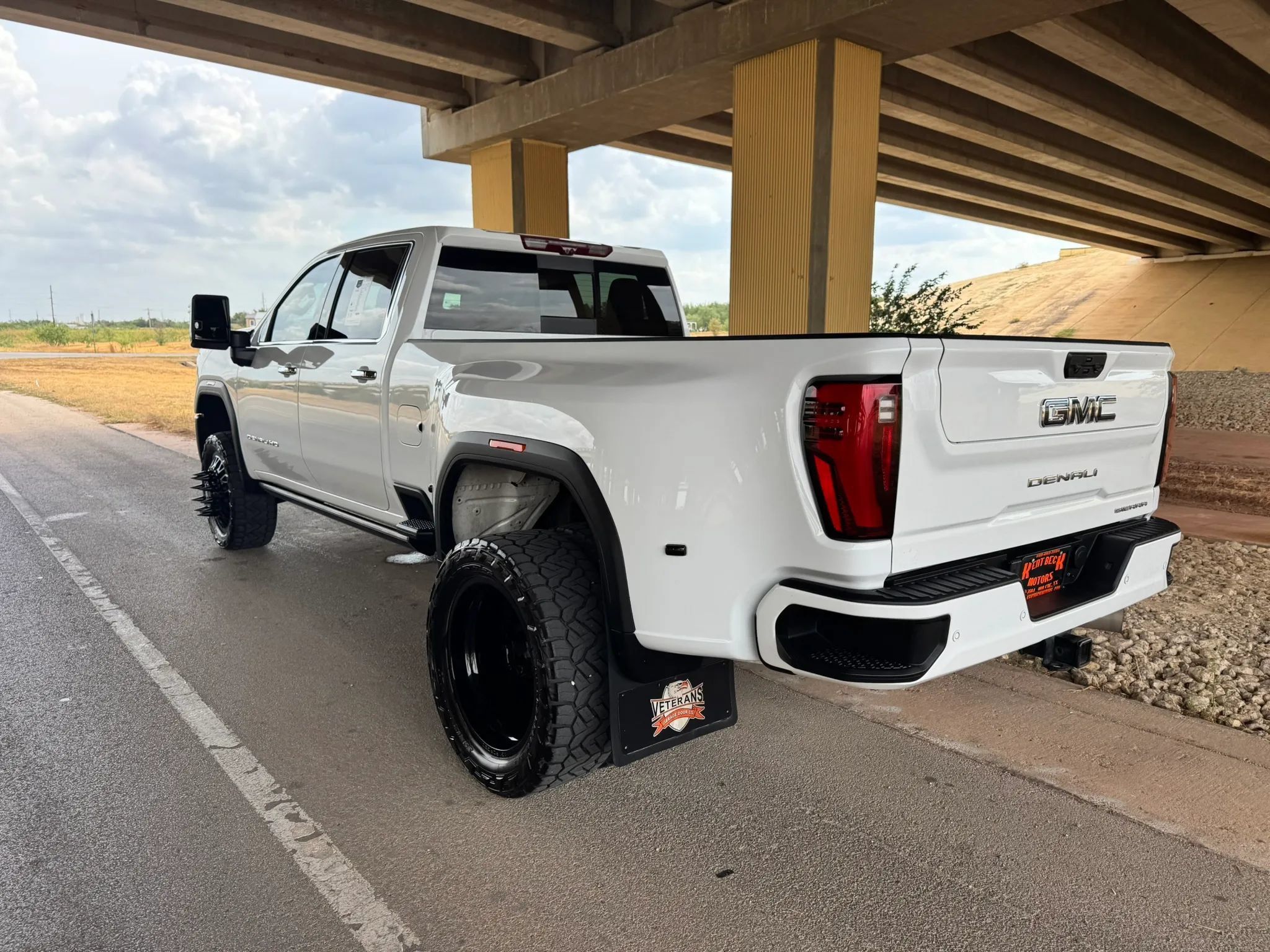 Used 2024 GMC Sierra 3500 Denali Ultimate AWD/4WD image 5