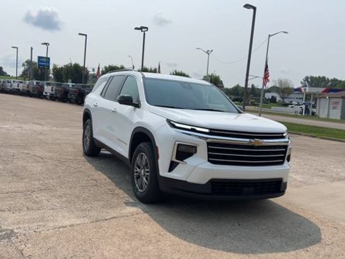 Used 2024 Chevrolet Traverse LT FWD image 3
